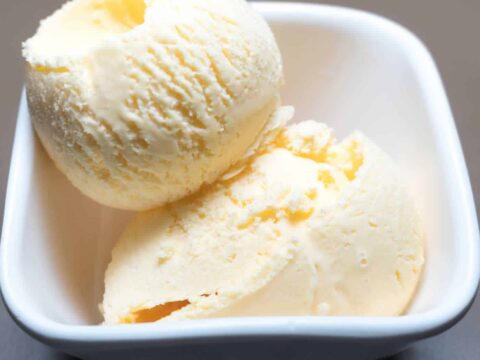 Une glace à la vanille onctueuse avec seulement 3 ingrédients