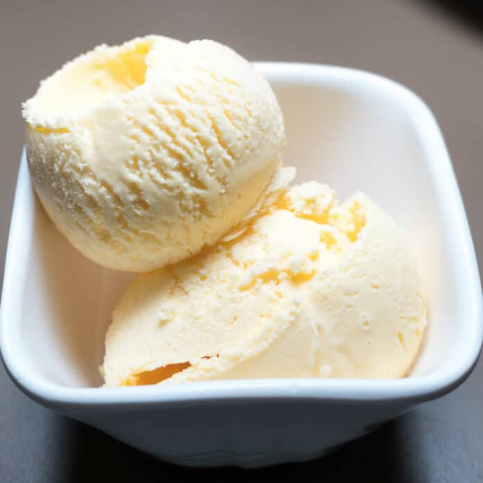Une glace à la vanille onctueuse avec seulement 3 ingrédients