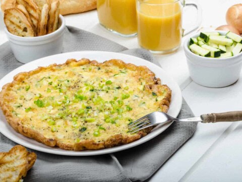 Omelette aux courgettes râpées et fromage