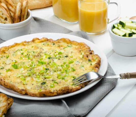 Omelette aux courgettes râpées et fromage