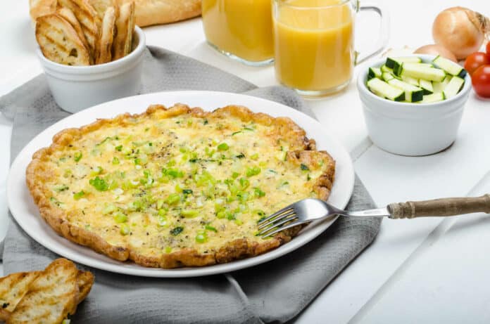 Omelette aux courgettes râpées et fromage