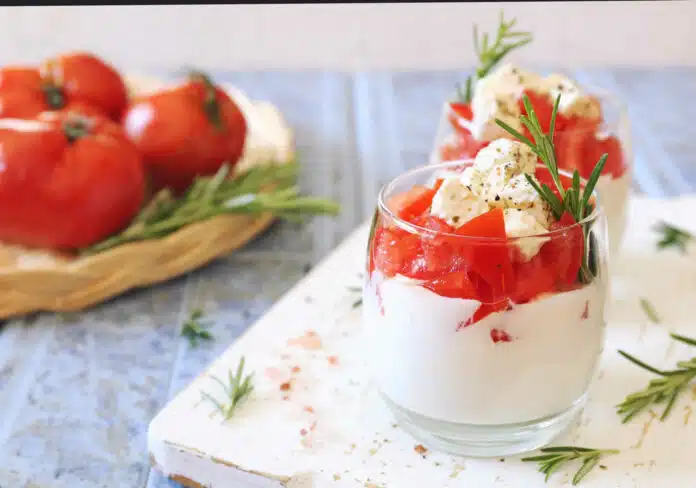 Verrine au yaourt grec et tomates