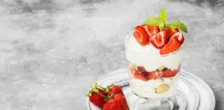 Tiramisu aux fraises - un dessert facile et rapide.