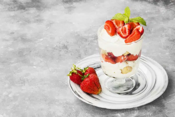 Tiramisu aux fraises - un dessert facile et rapide.