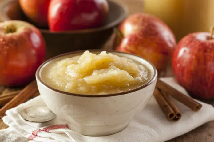 Purée de pommes à la cannelle