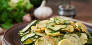 Salade de courgettes à l'ail et herbes