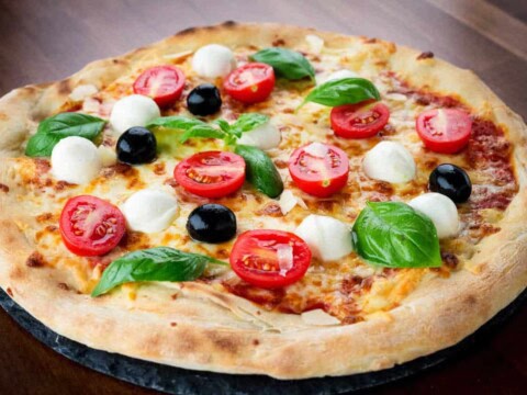 Comment réussir la pâte à pizza épaisse et moelleuse