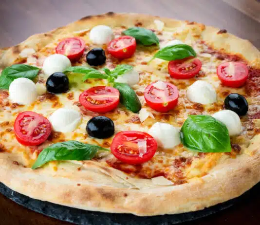 Comment réussir la pâte à pizza épaisse et moelleuse