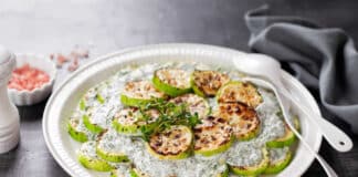 Courgettes grillées à la sauce yaourt