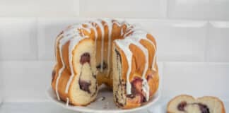 Gâteau gugelhupf aux prunes aux graines de pavot