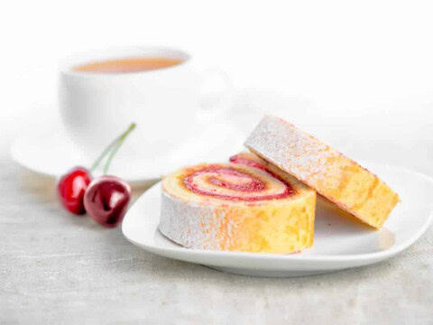 Gâteau roulé à la confiture de cerises