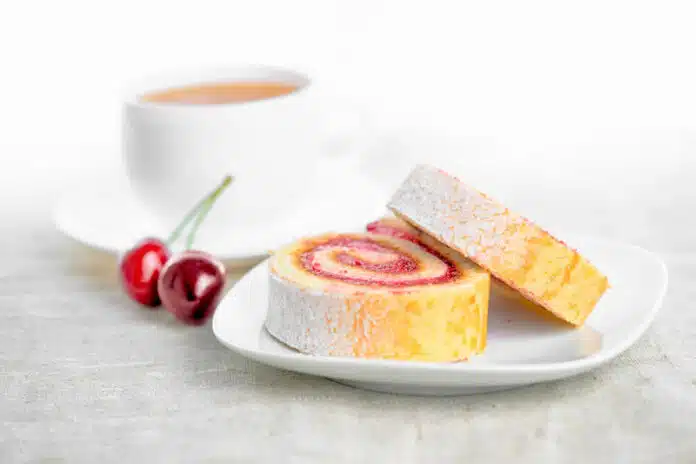 Gâteau roulé à la confiture de cerises