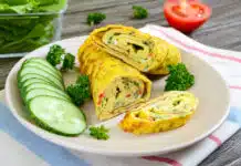 Omelette roulée au persil et tomate