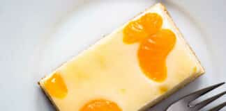 Gâteau au fromage avec des tranches de mandarine