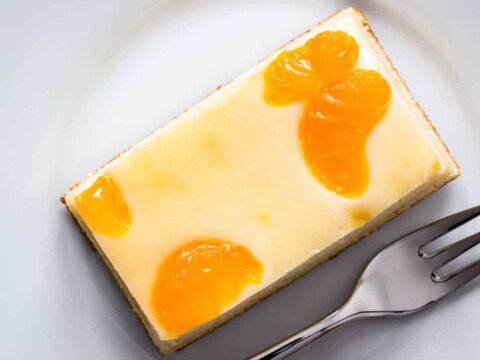 Gâteau au fromage avec des tranches de mandarine