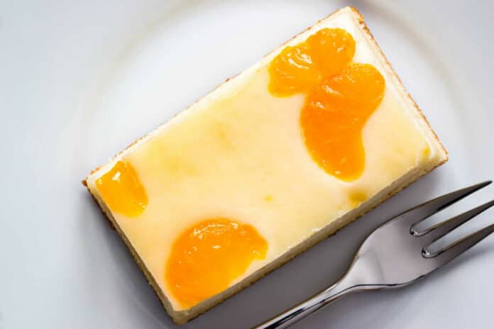 Gâteau au fromage avec des tranches de mandarine