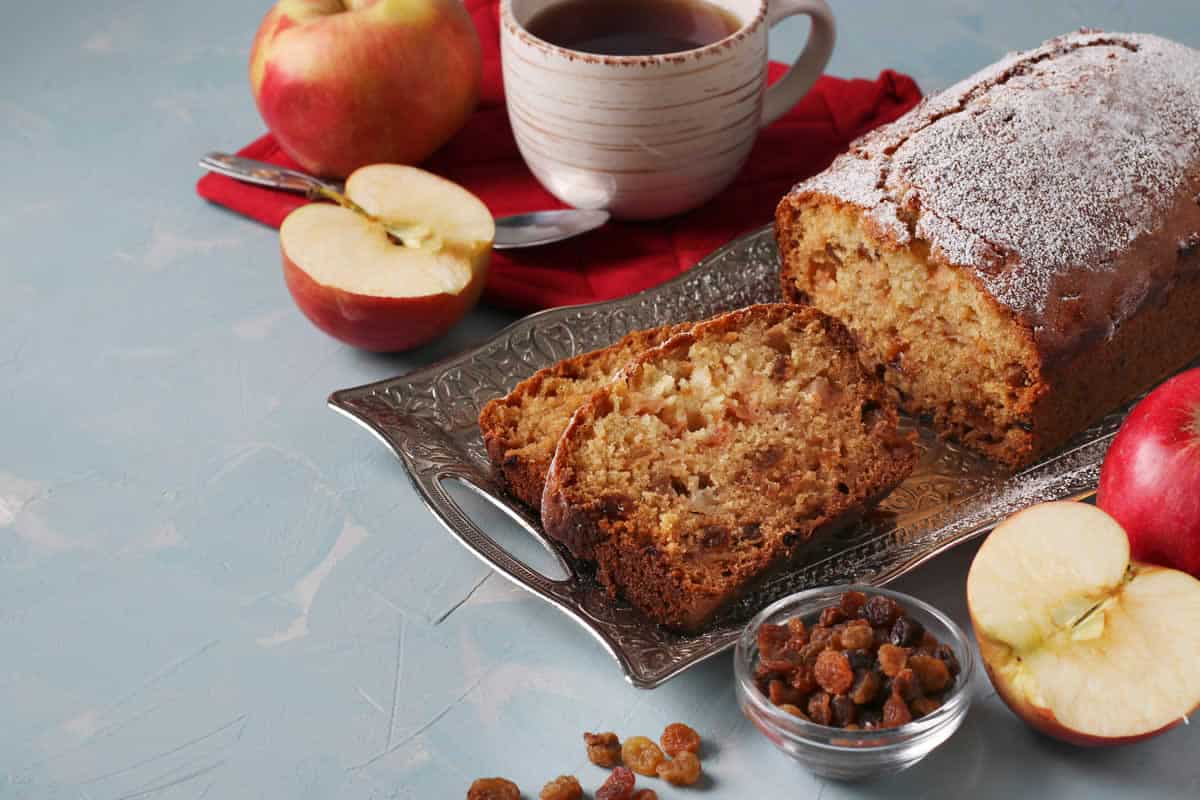 Gâteau aux pommes et raisins secs
