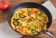 Omelette aux courgettes et tomate