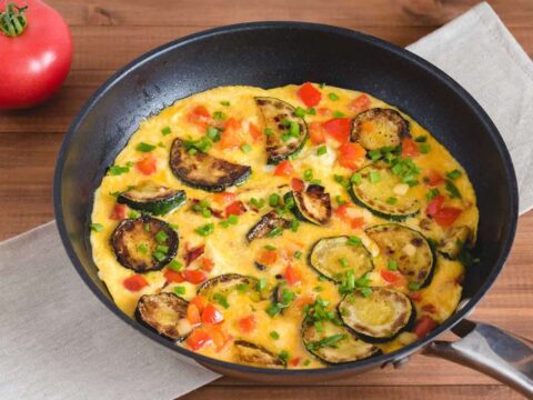 Omelette aux courgettes et tomate
