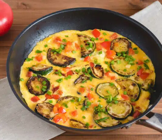 Omelette aux courgettes et tomate