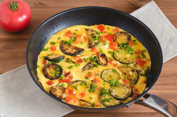 Omelette aux courgettes et tomate