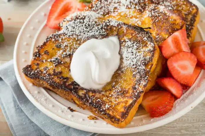 Pain perdu savoureux pour le petit-déjeuner