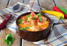 Filets de poulet à la crème et tomates