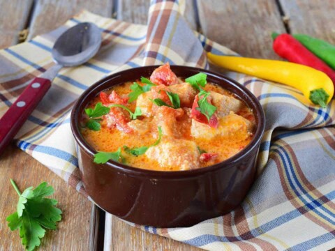 Filets de poulet à la crème et tomates
