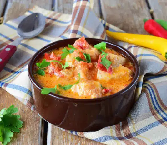 Filets de poulet à la crème et tomates