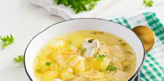 Soupe au poulet avec nouilles et pommes de terre