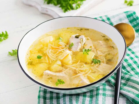 Soupe au poulet avec nouilles et pommes de terre