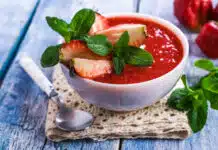 Soupe à la fraise et menthe froide