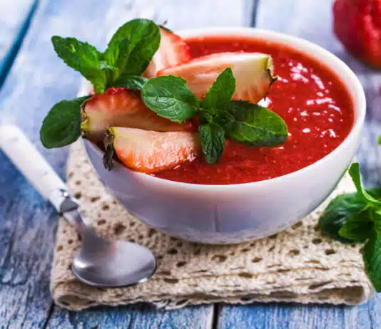 Soupe à la fraise et menthe froide