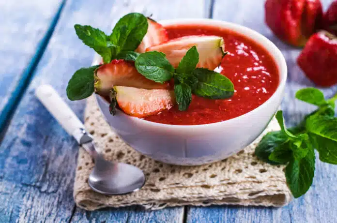 Soupe à la fraise et menthe froide