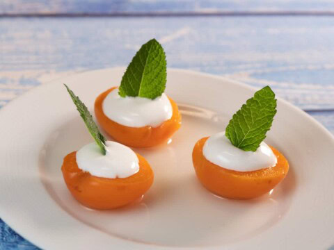 Abricots pochés au sirop de sucre