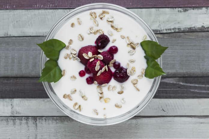 Bowl de petit déjeuner au yaourt, avoine et fruits