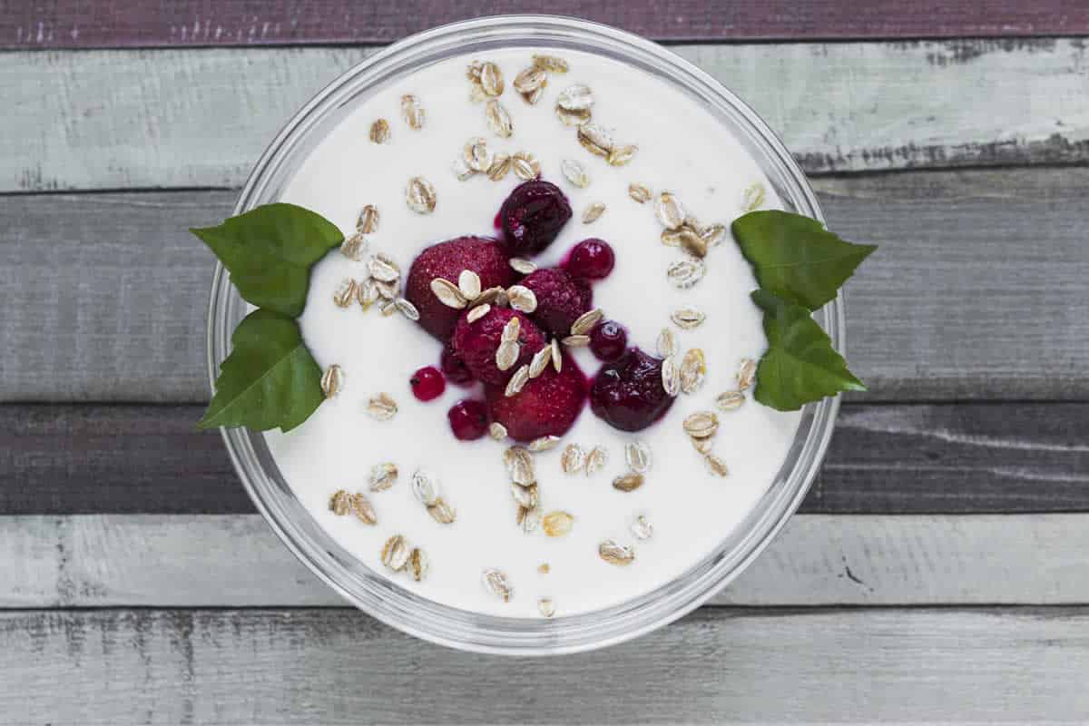 Bowl de petit déjeuner au yaourt, avoine et fruits