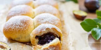 Brioche fourrée aux prunes