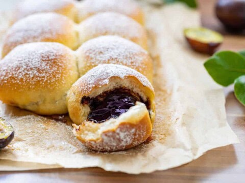 Brioche fourrée aux prunes