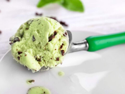Glace à la menthe et aux pépites de chocolat