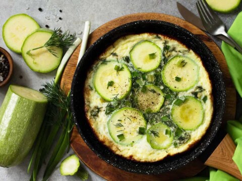 Omelette aux courgettes et herbes