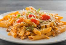 Penne au thon, tomate et crème