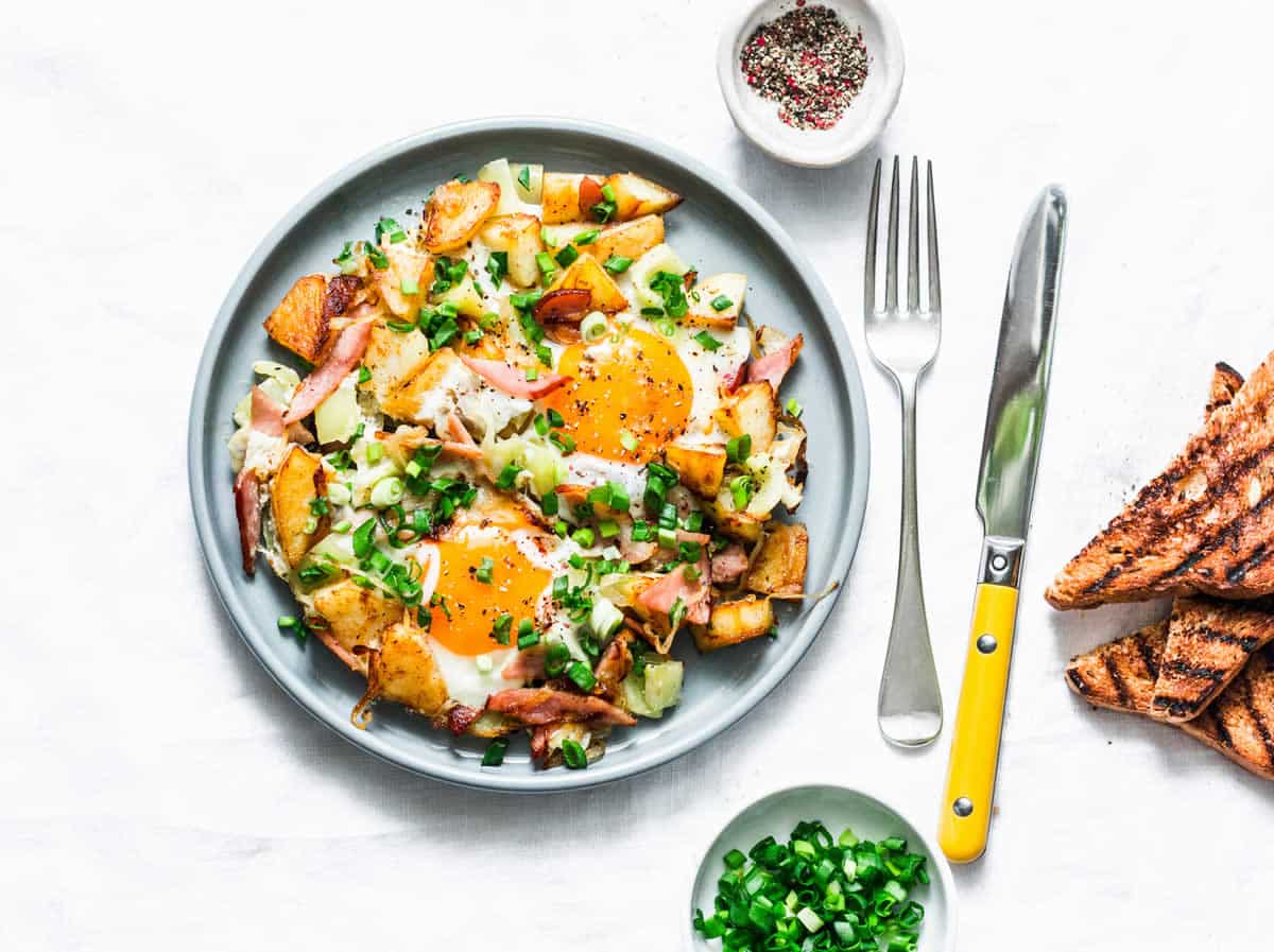 Poêlée de pommes de terre aux oeufs et jambon