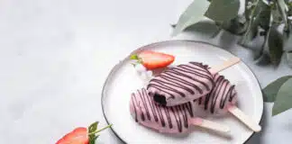 Sucettes glacées aux fraises et yaourt