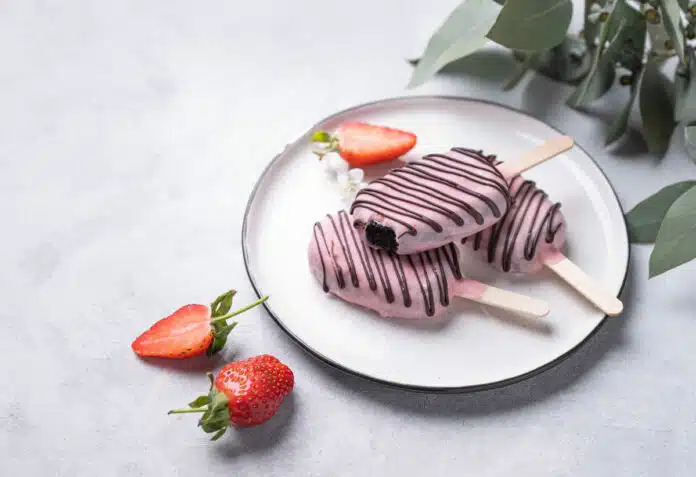 Sucettes glacées aux fraises et yaourt