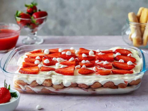 Tiramisu traditionnel italien aux fraises