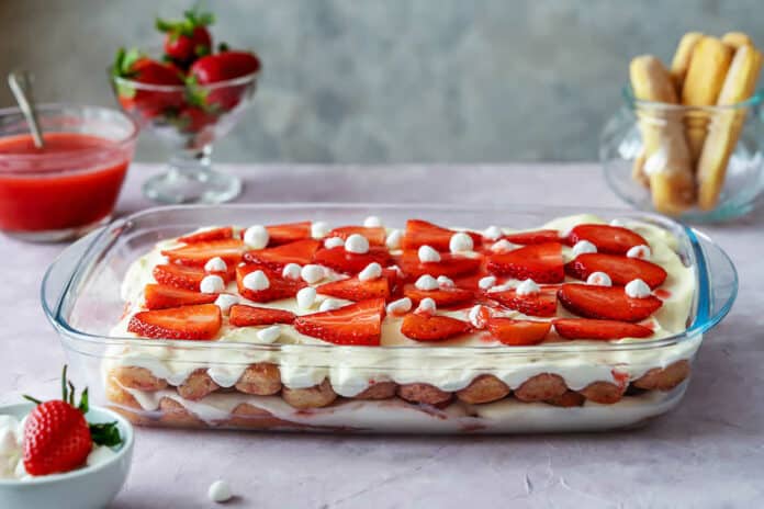 Tiramisu traditionnel italien aux fraises