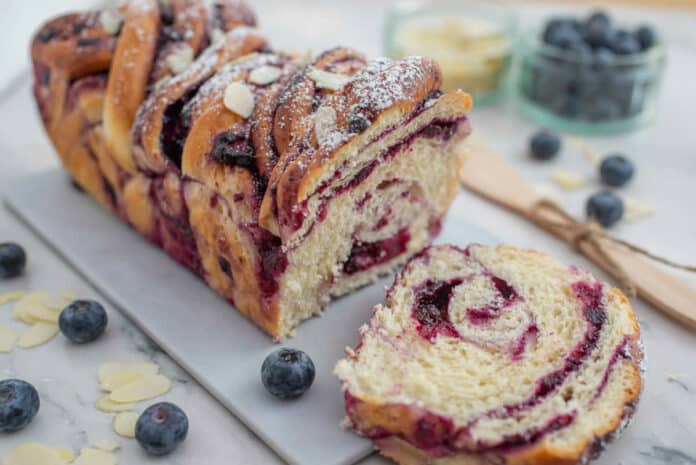 Babka briochée et tressée aux myrtilles