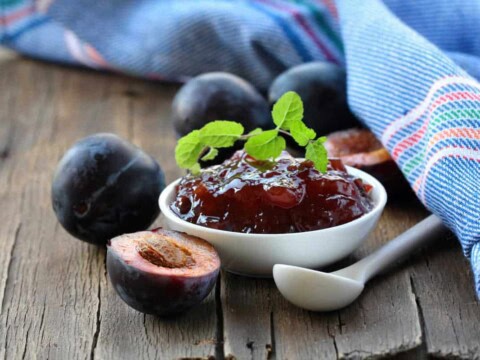 Confiture des prunes rouges