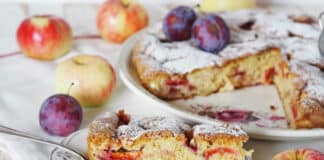 Gâteau moelleux aux pommes et prunes
